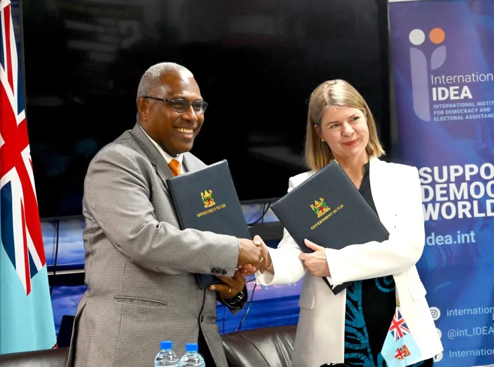 La directora de IDEA Internacional para Asia y el Pacífico, Leena Rikkilä Tamang, firmó un acuerdo de país anfitrión con Hon Siromi Turaga, Ministra de Justicia de Fiji, el 3 de diciembre de 2025.